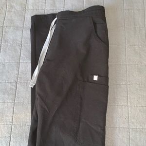 Figs black Yola skinny scrub pants (regular)